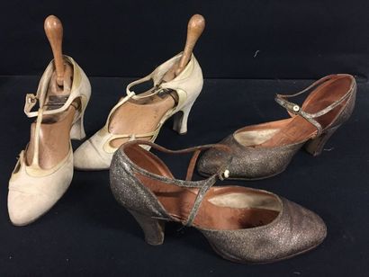 null Deux paires de chaussures du soir, type salomés, vers 1925-1930. Ottoman gris...