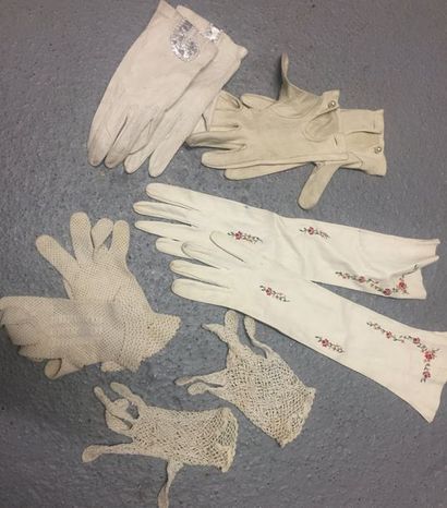 null Accessoires de toilette pour dame, vers 1900. Cinq paires de gants de jour,...