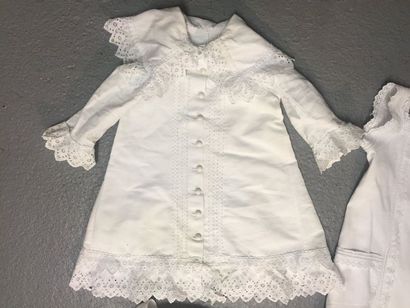 null Garde robe d'enfant en piqué de coton, vers 1880- 1900. Deux robes taille-basse...