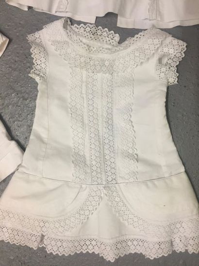 null Garde robe d'enfant en piqué de coton, vers 1880- 1900. Deux robes taille-basse...