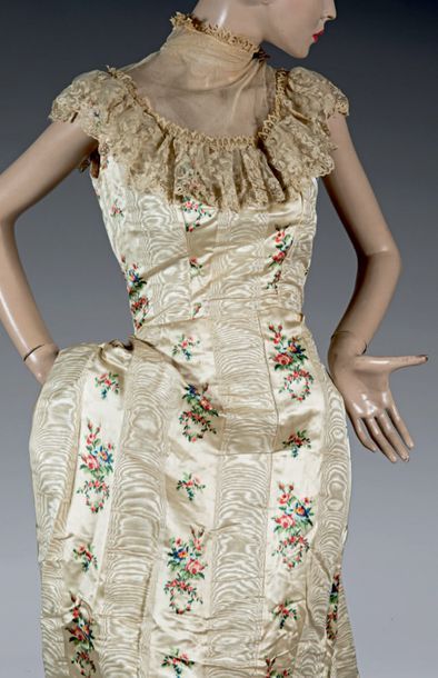 null Curieuse robe du soir vers 1940, adaptée d'une robe en soie moirée et imprimée...