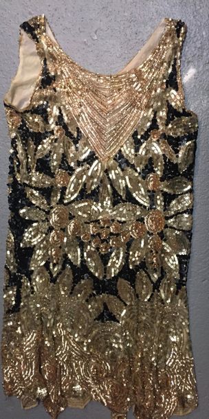 ANONYME Robe perlée, vers 1925. Robe en tulle brodé de perles, paillettes noires...