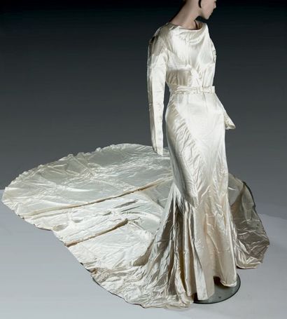 Lucien LELONG (attribuée à) Robe de mariée cousue dans le biais, 1930. En satin Duchesse
Ivoire....