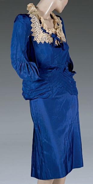 null Robe de style, attribuée à Worth, vers 1938. Taffetas de soie bleu Royal. Col...