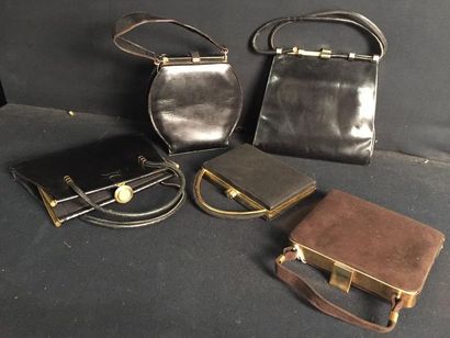null Lot de cinq pochettes et sacs à main en tissu, cuir ou nubuck, années 1930-...