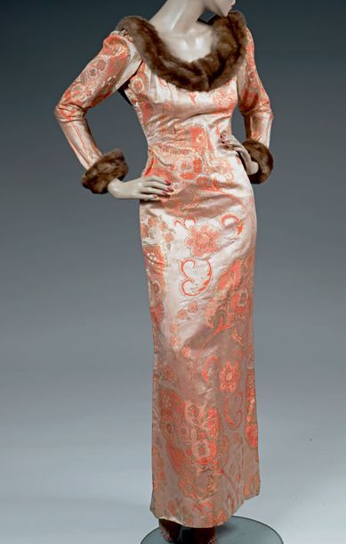 ANONYME Robe d'hôtesse, vers 1965. Brocart de soie rose saumon et or avec parements...