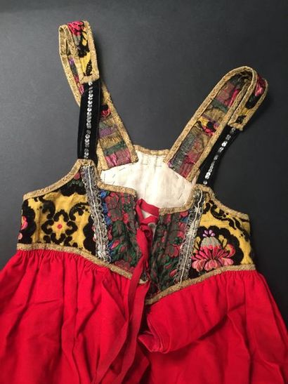 null Robe pour fillette et bel ensemble d'accessoires du costume Alsacien, XIXe siècle....