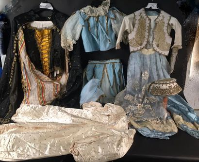 null Réunion de costumes de travestis «Orientalistes» pour enfants, vers 1900. Ensemble...