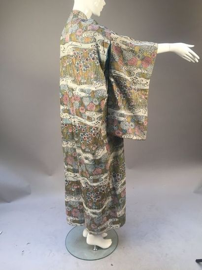 null Kimono de type Furisode lamé or «Au Mikado», Paris, XXe siècle. Kimono manches...