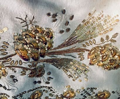 null Document d'un bas de robe parée ou pan de gilet brodé, fin du XVIIIe siècle...