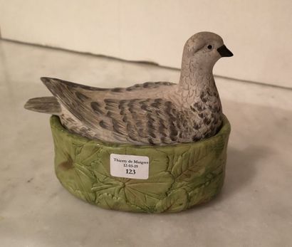 CHAUMETTE Terrine en porcelaine polychrome au pigeon sur lit de feuille.
Long. 16...