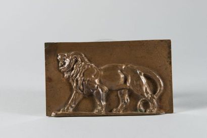 D'après BARYE Lion rugissant.
Plaque en bronze patiné.
Dim.: 11.5 x 19.8 cm.