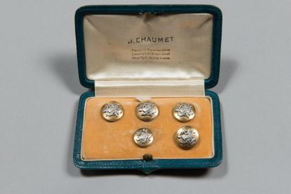 J.CHAUMET Paris Écrin comprenant 5 boutons de chemise en or jaune 750 °/°°, applique...
