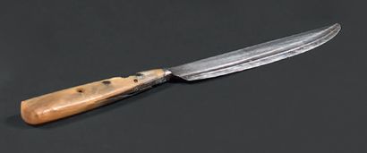 null Couteau à circoncision en acier et corne; la lame nervurée portant une inscription...
