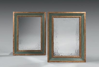 null Paire de miroirs en bois ou stuc mouluré, laqué vert et doré; de forme rectangulaire,...