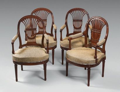 null Rare mobilier composé de quatre fauteuils et huit chaises en acajou mouluré...