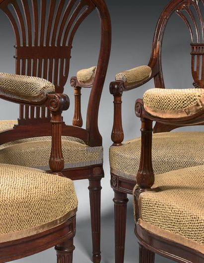 null Rare mobilier composé de quatre fauteuils et huit chaises en acajou mouluré...