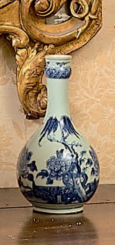 CHINE Vase bouteille à long col étroit en porcelaine décoré en bleu sous couverte...