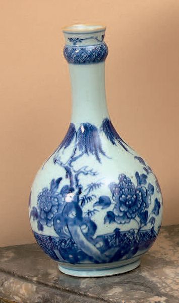 CHINE Vase bouteille à long col étroit en porcelaine décoré en bleu sous couverte...