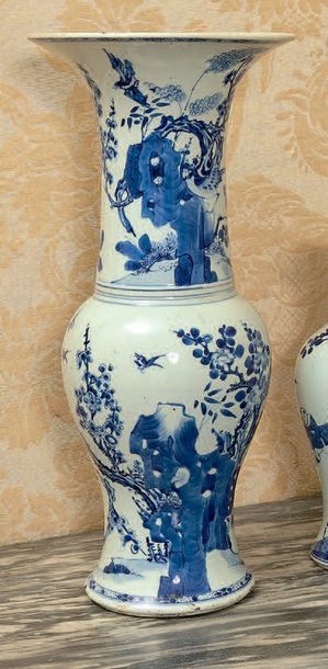 CHINE Paire de grands vases yenyen en porcelaine décorés en bleu sous couverte de...