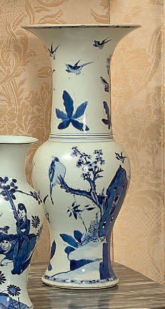 CHINE Paire de grands vases yenyen en porcelaine décorés en bleu sous couverte de...