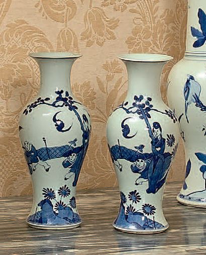 CHINE Paire de petits vases yenyen en porcelaine, décorés en bleu sous couverte d'une...