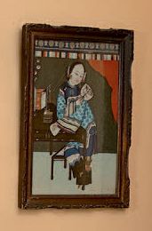 CHINE Peinture en fixé-sous-verre représentant une femme de Cour adossée à un bureau...