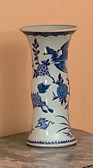 CHINE Vase cornet dit yenyen en porcelaine décoré en bleu sous couverte d'un Qilin...