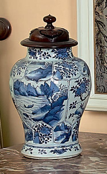 CHINE Paire de potiches de forme balustre en porcelaine, décorées en bleu de paysages...
