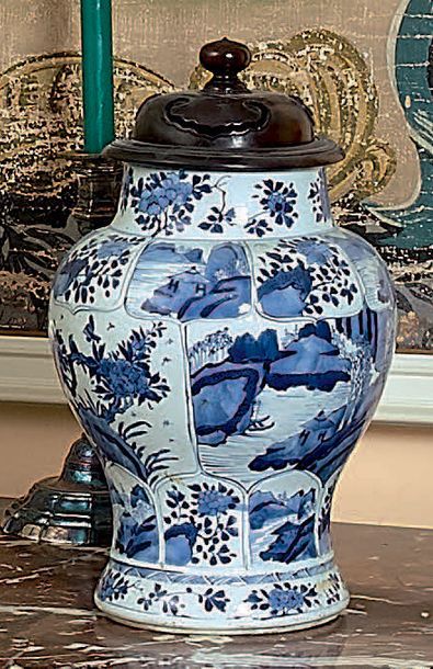 CHINE Paire de potiches de forme balustre en porcelaine, décorées en bleu de paysages...