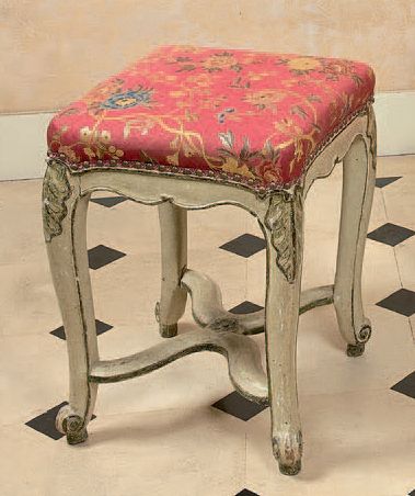 null Tabouret de musicien en hêtre mouluré et laqué à décor en trompe l'oeil de motifs...