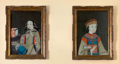 CHINE Paire de peintures en fixé-sous-verre représentant des dames de qualité: l'une...