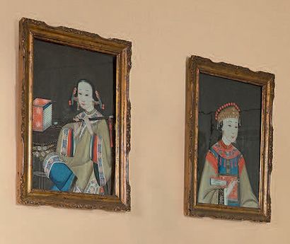 CHINE Paire de peintures en fixé-sous-verre représentant des dames de qualité: l'une...