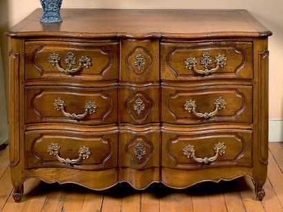 null Commode en noyer mouluré; de forme arbalète, elle ouvre par quatre tiroirs en...