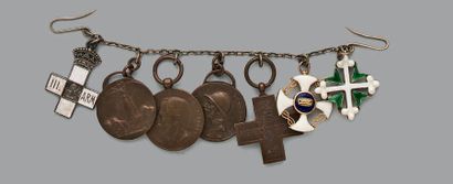 null Brochette de cinq médailles et deux décorations montées sur une petite chaînette...