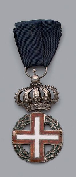 null Rare croix de chevalier de l'ordre militaire en argent, émaillée, surmontée...