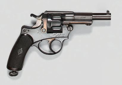 null Revolver d'ordonnance modèle 1874, marqué sur le dessus du canon: "Mle 1874"...