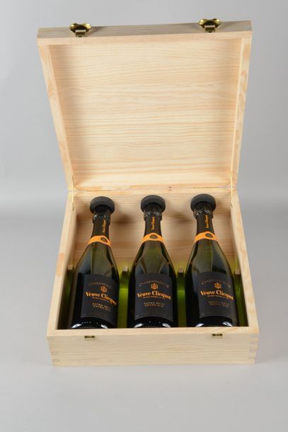 null 3 bouteilles CHAMPAGNE "extra old", Veuve Clicquot (extra brut) cb