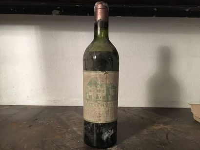 null 1 bouteille Château HAUT-BRION, 1° cru Pessac-Léognan 1951 (B/V, fânée, ela...