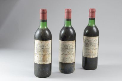 null 12 bouteilles MOULIN DES CARRUADES, Pauillac 1974 (tachées, 6 TLB, 6 LB)