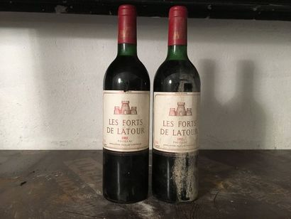 null 2 bouteilles LES FORTS DE LATOUR, Pauillac 1982 (es, 1 J, 1 TLB)