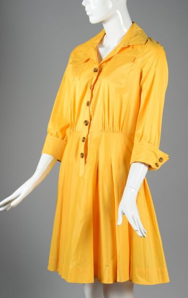 null Diane Von FURSTENBERG

Robe chemise en coton mangue, petit col, simple boutonnage...