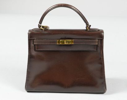 null HERMES Paris
Sac "Kelly" retourné 28cm en box café, attaches et fermoir plaqué...