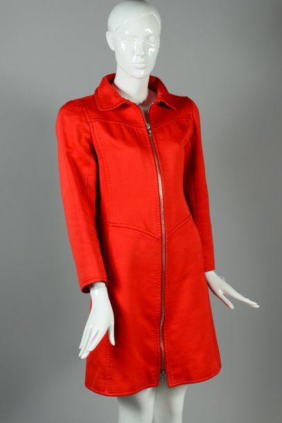 null COURREGES Paris circa 1995

Manteau en piqué de coton rouge, petit col italien,effet...