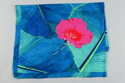 null KENZO Paris

Paréo en coton imprimé dans les tons turquoise, rose à motif végétal....