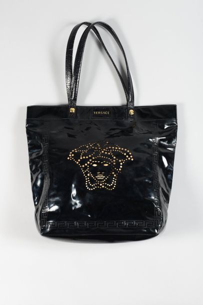 null VERSACE

Sac cabas 32cm en ciré noir, devant perforé de Medusa, fermeture pression...