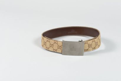 null GUCCI

Ceinture 40mm réglable en toile GG Suprême beige, boucle en métal argenté...