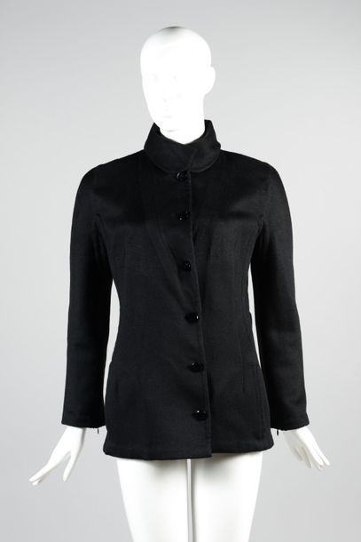 null GF FERRE

Veste en 100% cachemire noir, petit col, simple boutonnage jais facetté,...