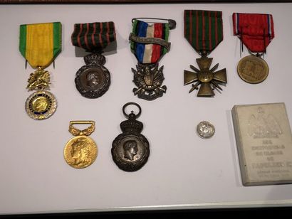 null Lot de sept décorations dont une en vermeil: médailles Napoléoniennes, Croix...