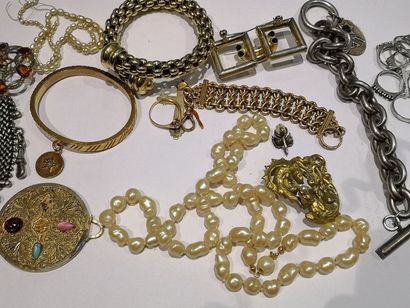 null Fort lot en métal argenté comprenant bagues, bracelets, colliers, boucle de...